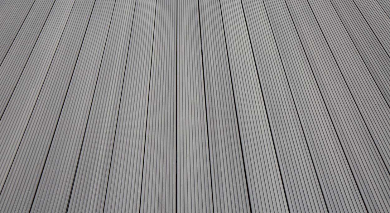 Komplett-Set TitanWood 5m Hohlkammerdiele Rillenstruktur Hellgrau 80.5m² inkl. Alu-UK