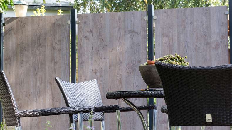 planeo Gardence Resistant - HPL-Sichtschutzzaun Hochkant - Holzoptik 90 x 180cm