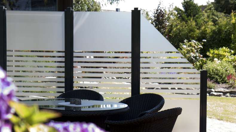 planeo Gardence Flair - Glas-Sichtschutz Hochkant Streifen 120 x 180 cm