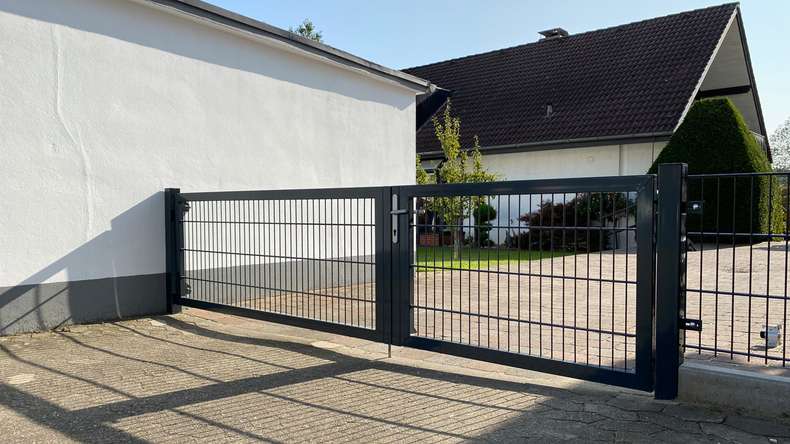 planeo Universaltor schwer 2-flg. Asymetrisch Anthrazit H 1800 x B 3200 inkl. Torpfosten