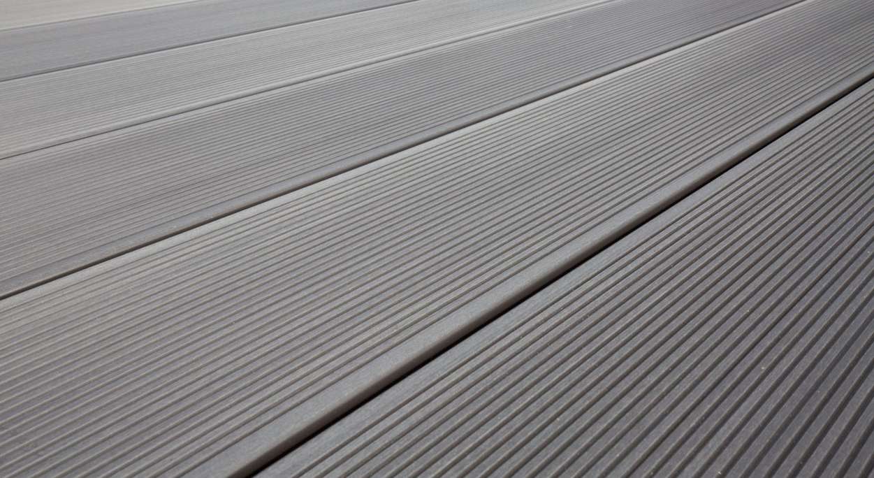Komplett-Set TitanWood 3m Hohlkammerdiele Rillenstruktur Hellgrau 9.3m² inkl. Alu-UK