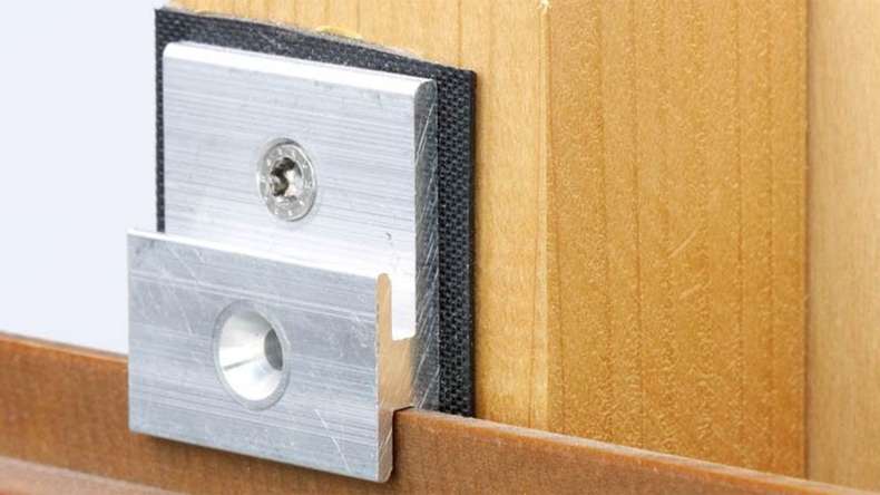 Trespa Universalclip mit Schrauben