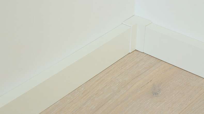 Innenecke selbstklebend für Fußleiste F100202M Modern Weiß 18 x 80 mm (9062302001)