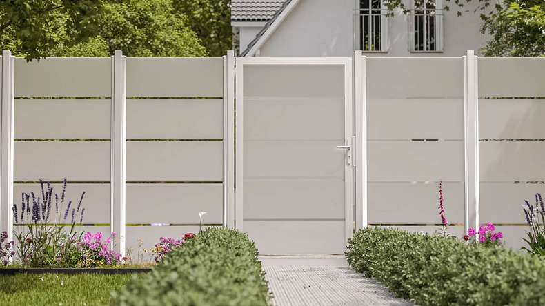 planeo Gardence Flair - Glas-Sichtschutz Tor DIN links Blockstreifen mit Alurahmen 100 x 180 cm