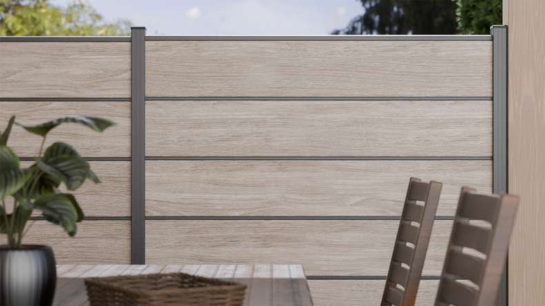 planeo Gardence Simply Premium - PVC-Steckzaun Sheffield Oak light mit Lisenen in Anthrazit 180 x 180 cm