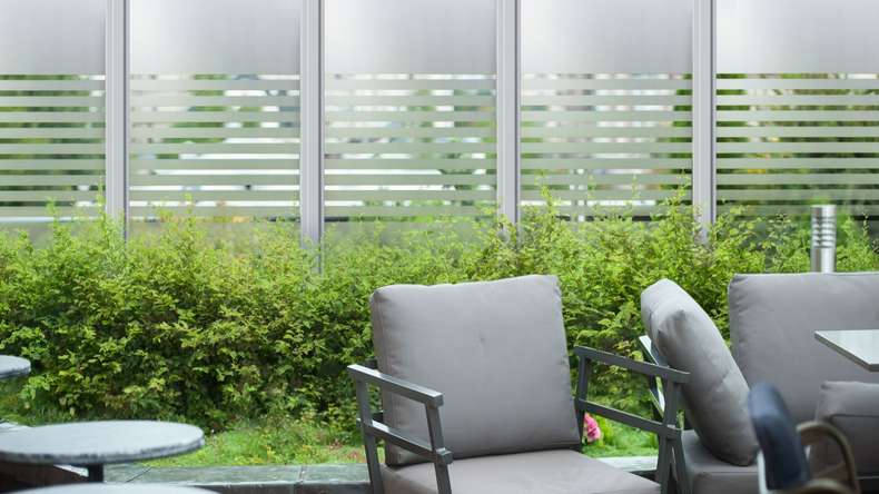 planeo Gardence Flair - Glas-Sichtschutz Hochkant Streifen 120 x 180 cm