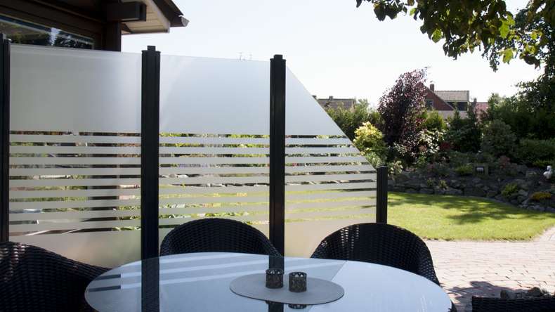 planeo Gardence Flair - Glas-Sichtschutz Hochkant Streifen 120 x 180 cm