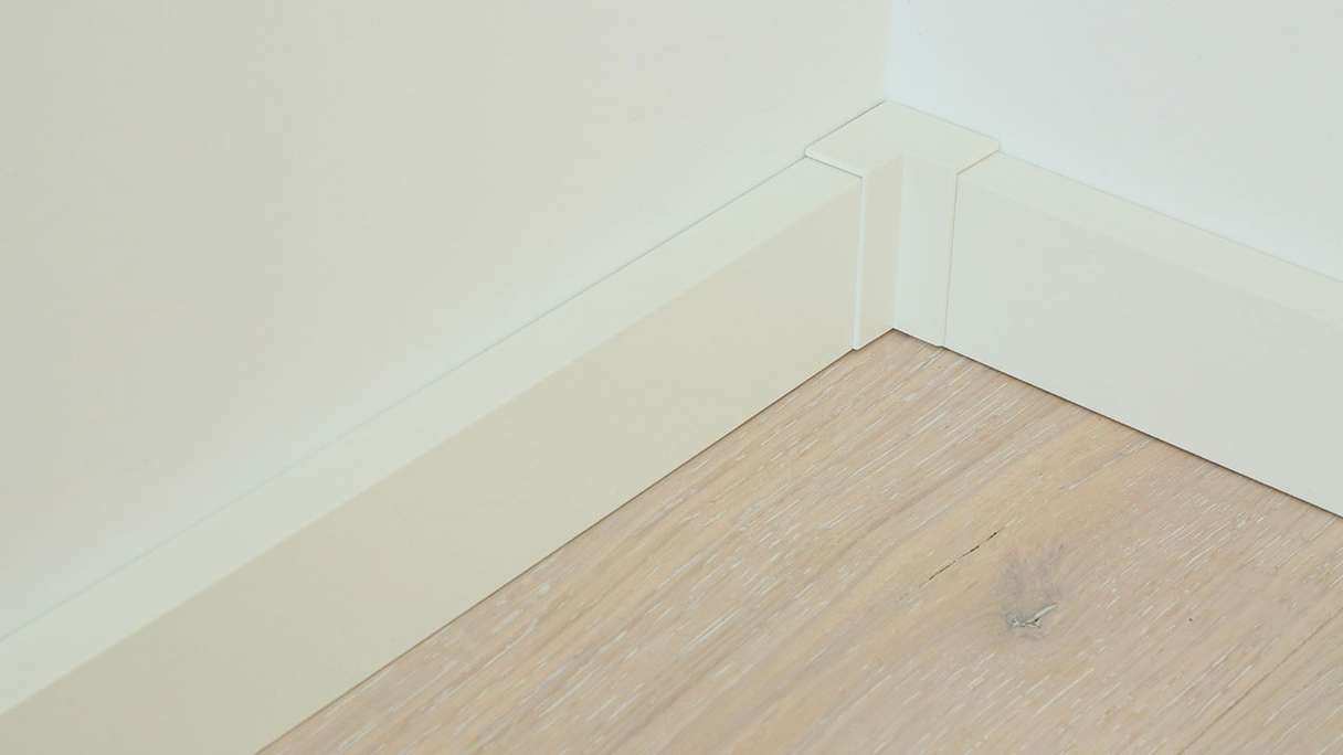 Innenecke selbstklebend für Fußleiste F100201M Modern Weiß 18 x 50 mm - 4St. (9062262001)
