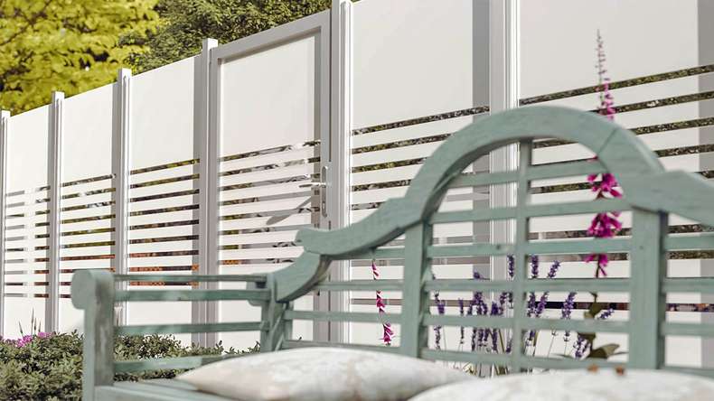 planeo Gardence Flair - Glas-Sichtschutz Tor DIN links Streifen mit Alurahmen 100 x 180 cm
