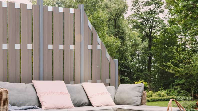 planeo Gardence Premade - BPC-Gartenzaun Schräg Bi-Color Sand 84,3 x 180/90 cm
