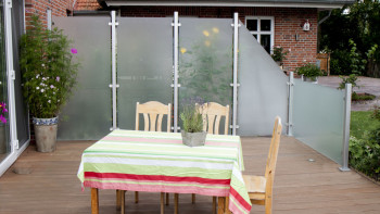 planeo Gardence Flair - Glas-Sichtschutz Hochkant Satiniert 90 x 180 cm