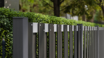 planeo Gardence Premade - BPC-Gartenzaun Vorgartenzaun Anthrazit mit EV1 Silber Querriegel 180 x 90cm