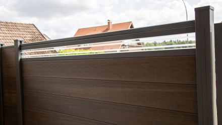 planeo Solid - Gartenzaun Designblende Glas15 Walnuss co-ex